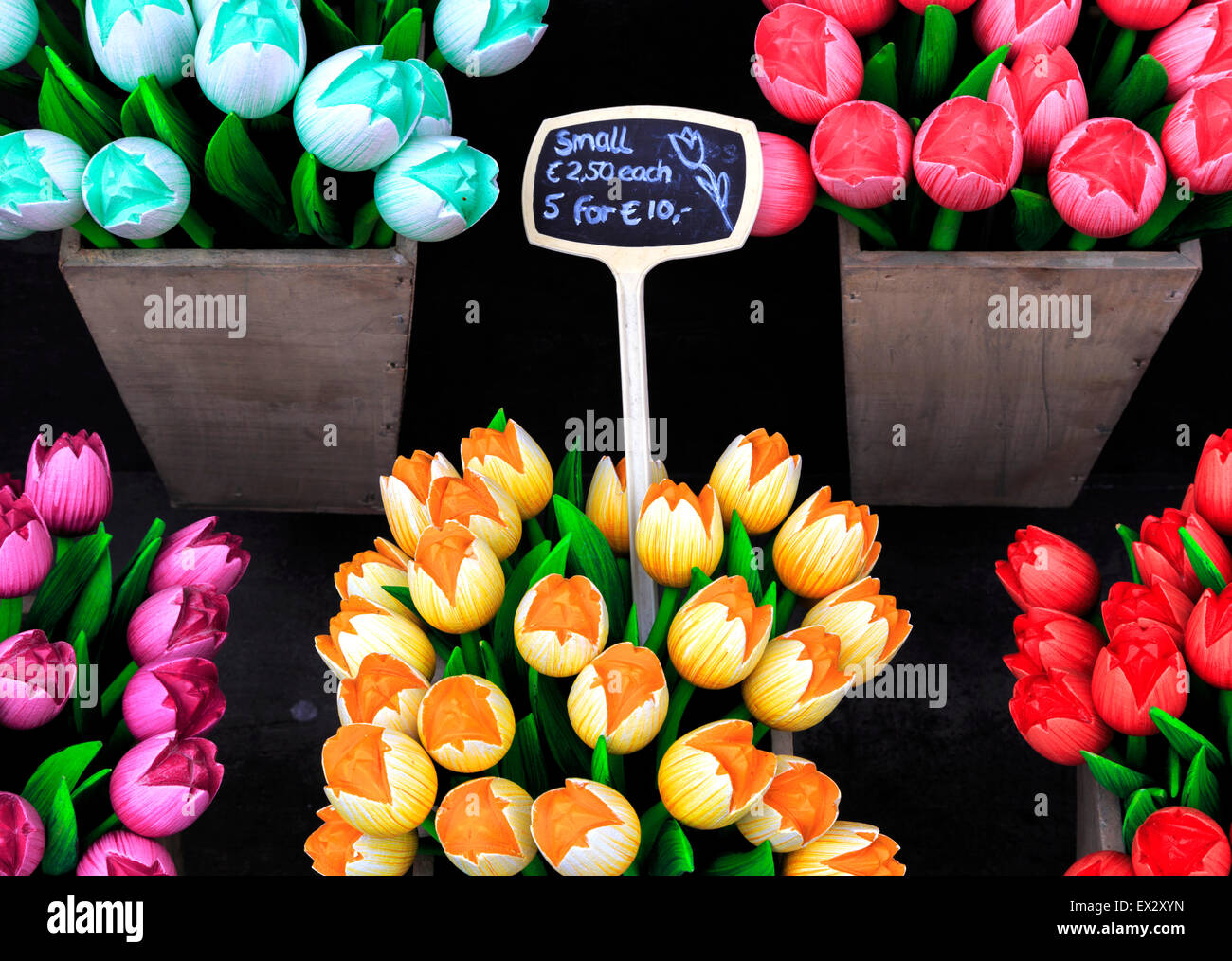Tulipes en bois colorés, des souvenirs populaires de Hollande, à vendre à un magasin de souvenirs à Delft, Hollande méridionale, Pays-Bas. Banque D'Images