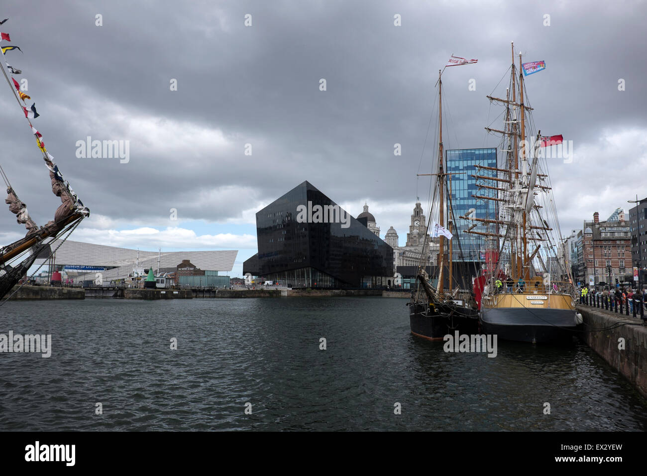Liverpool Albert Dock navires à voile Ciel Ciel gris Banque D'Images
