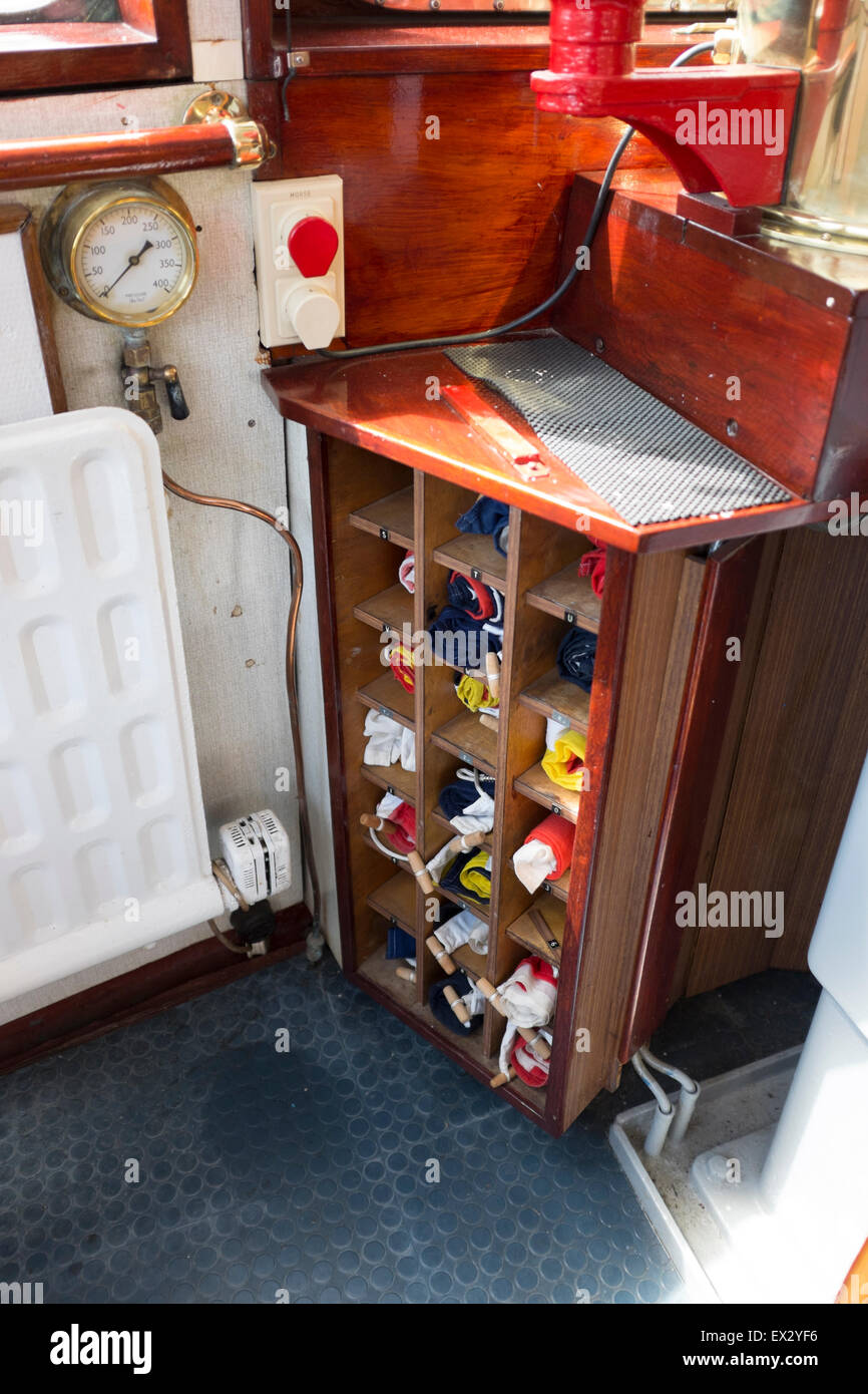 Drapeaux de signalisation sur le pont du navire du signal d'expédition Banque D'Images