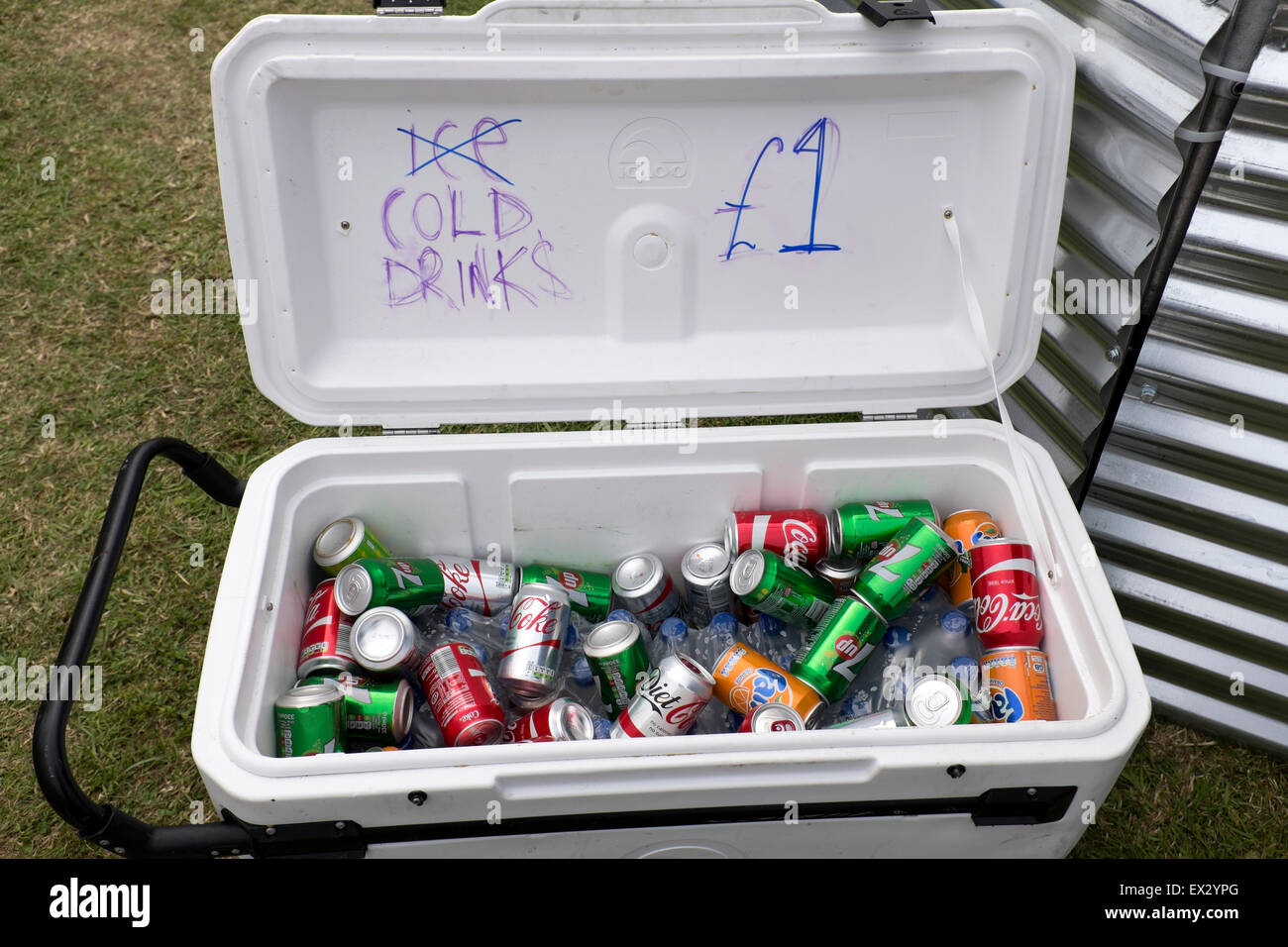 Pas froid glace Soda Pop canettes de boissons chaudes de la boîte de refroidisseur Banque D'Images