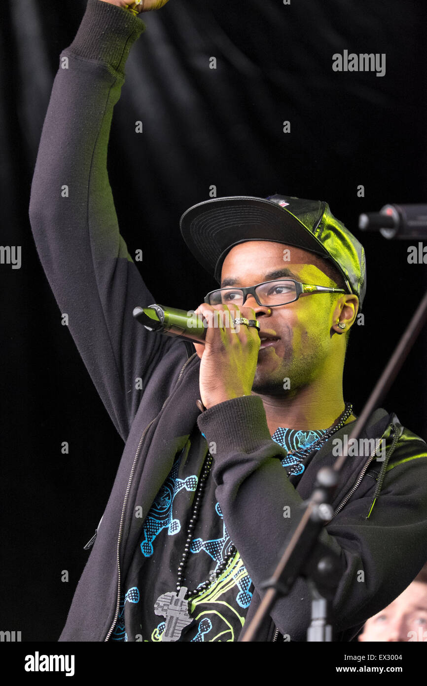 Jeune homme noir homme Musique Chant Micro Scène Banque D'Images