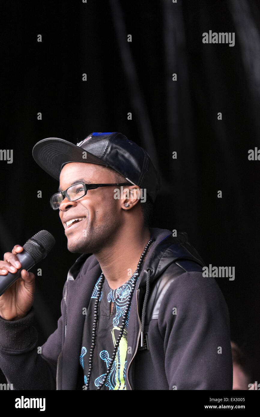 Jeune homme noir homme Musique Chant Micro Scène Banque D'Images