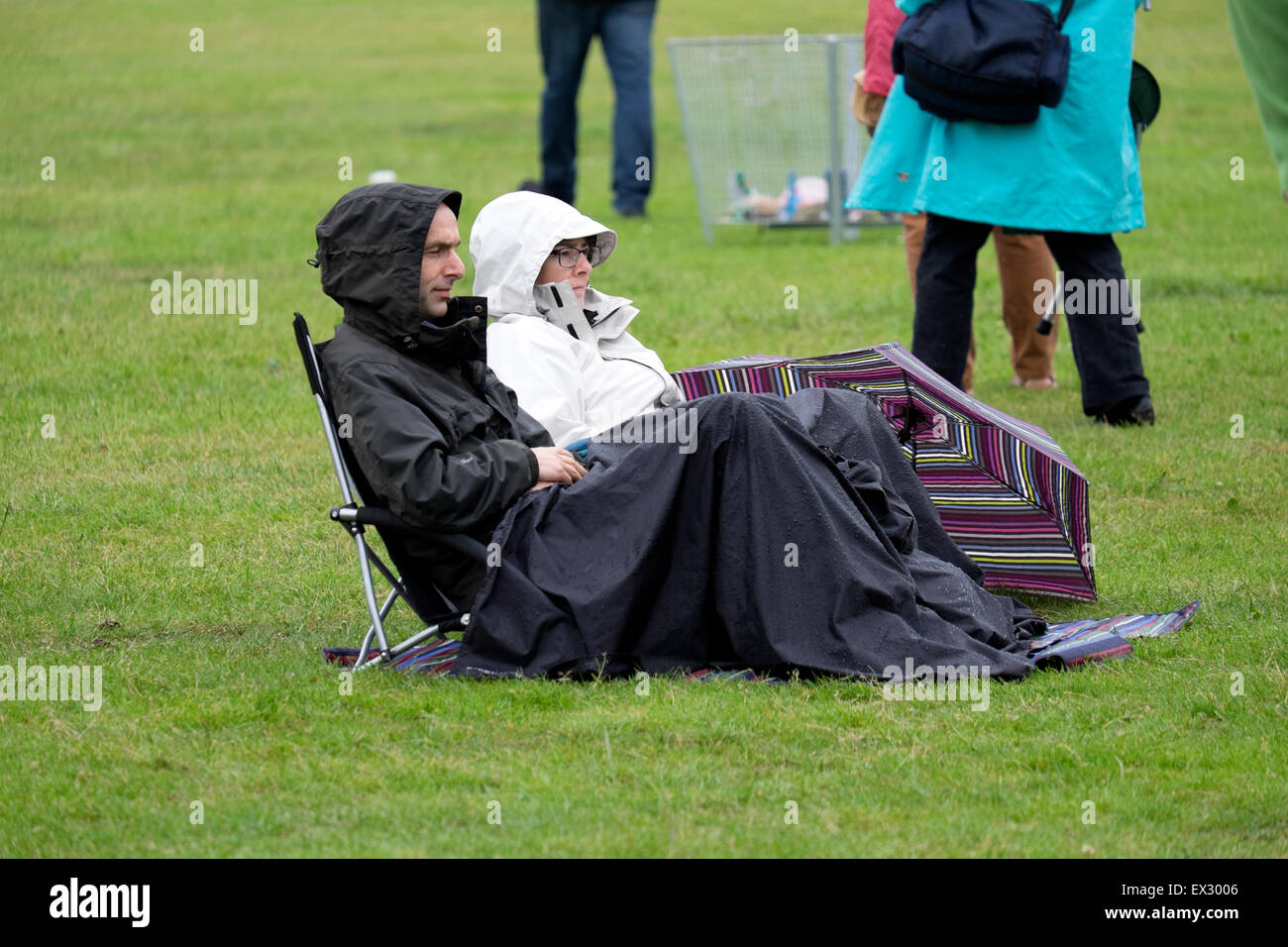 Couple Watching Music Festival à Puring parapluie de pluie Banque D'Images