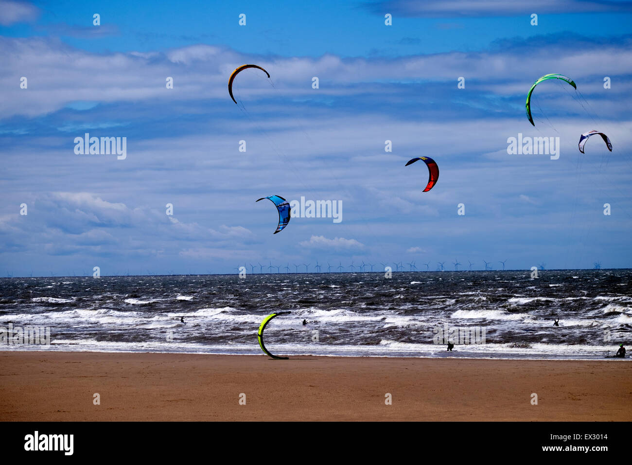 Kite surfeurs jour venteux Beach Surf passe-temps amusant Banque D'Images