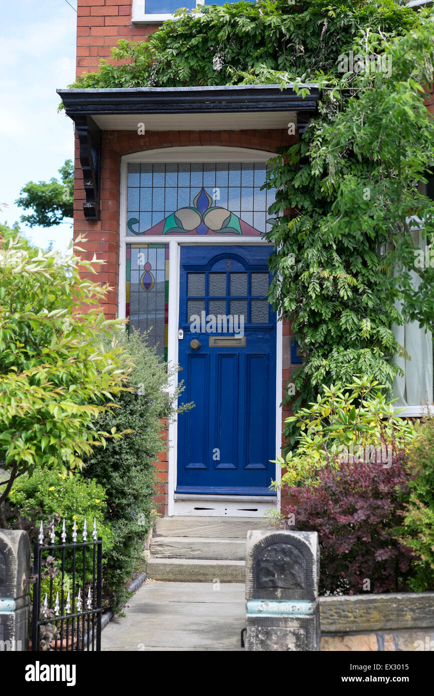 Maison traditionnelle anglaise porte des fleurs de lierre Banque D'Images