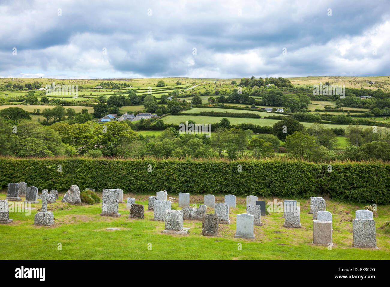 Widecombe cimetière avec vue sur les champs --dans-la-lande, Devon, UK Banque D'Images