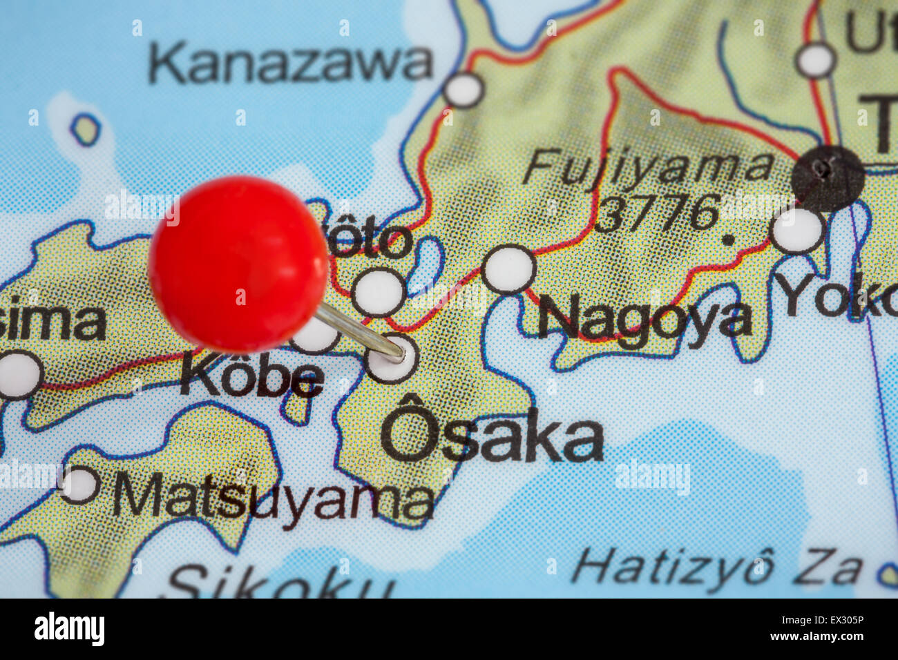 Close-up d'une punaise rouge sur une carte de Osaka, Japon Banque D'Images