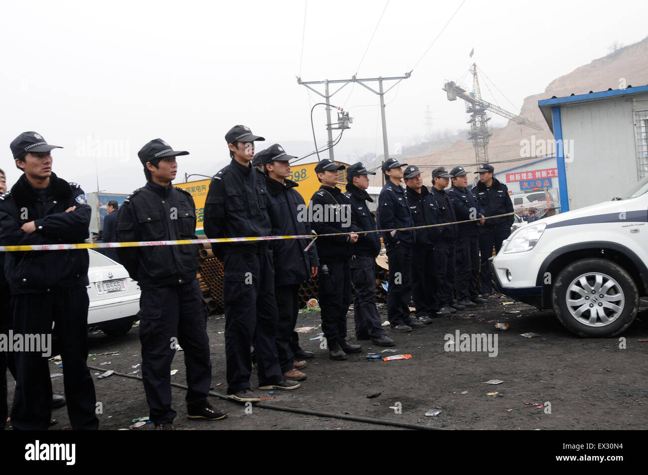 Des policiers montent la garde à la mine de charbon, à cheval sur le Comté de He Xiangning de Linfen Ville Hejin et ville de Qingdao City, Shanxi Banque D'Images