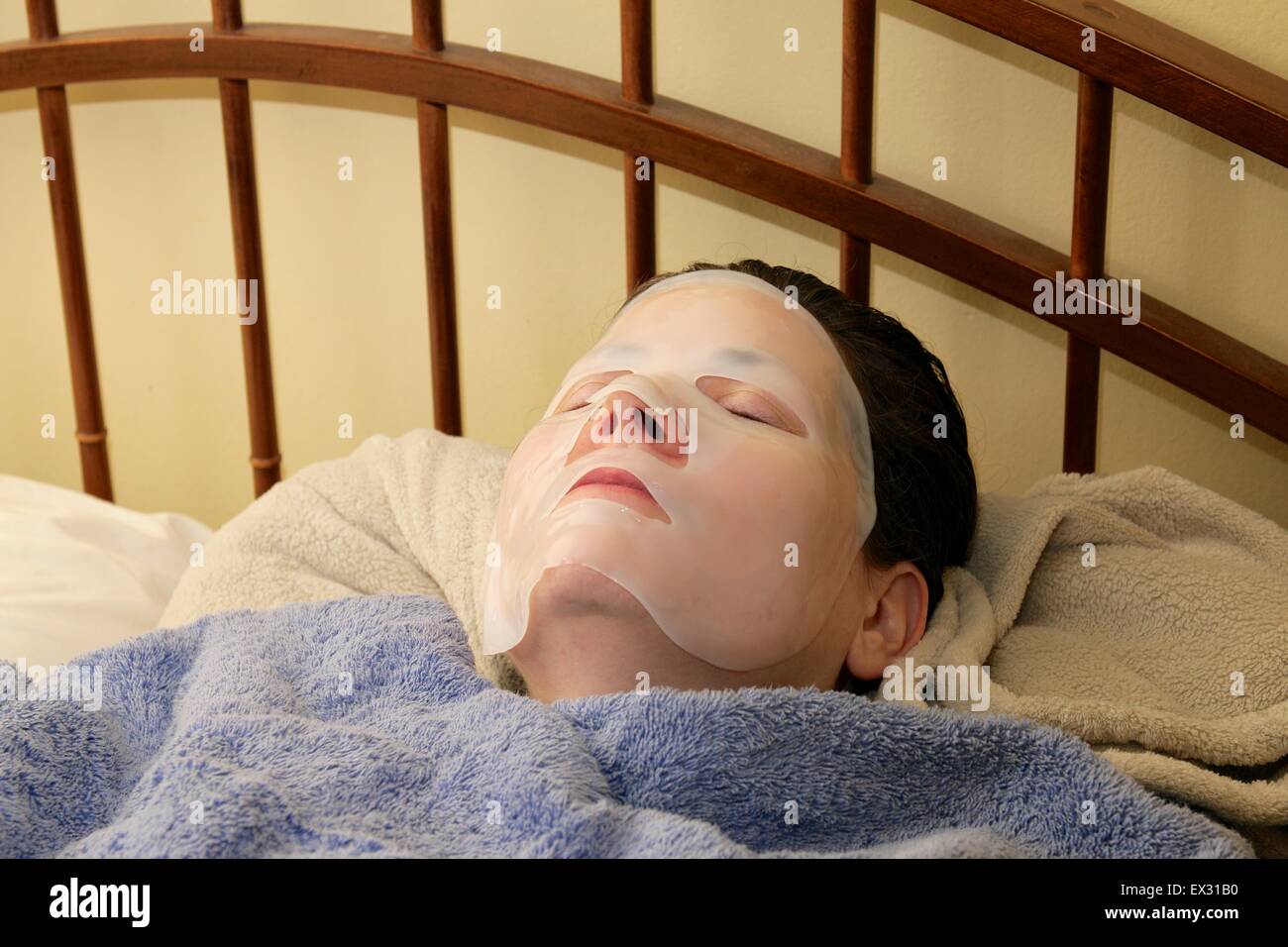 Femme portant un masque du visage/soins de la peau. Banque D'Images