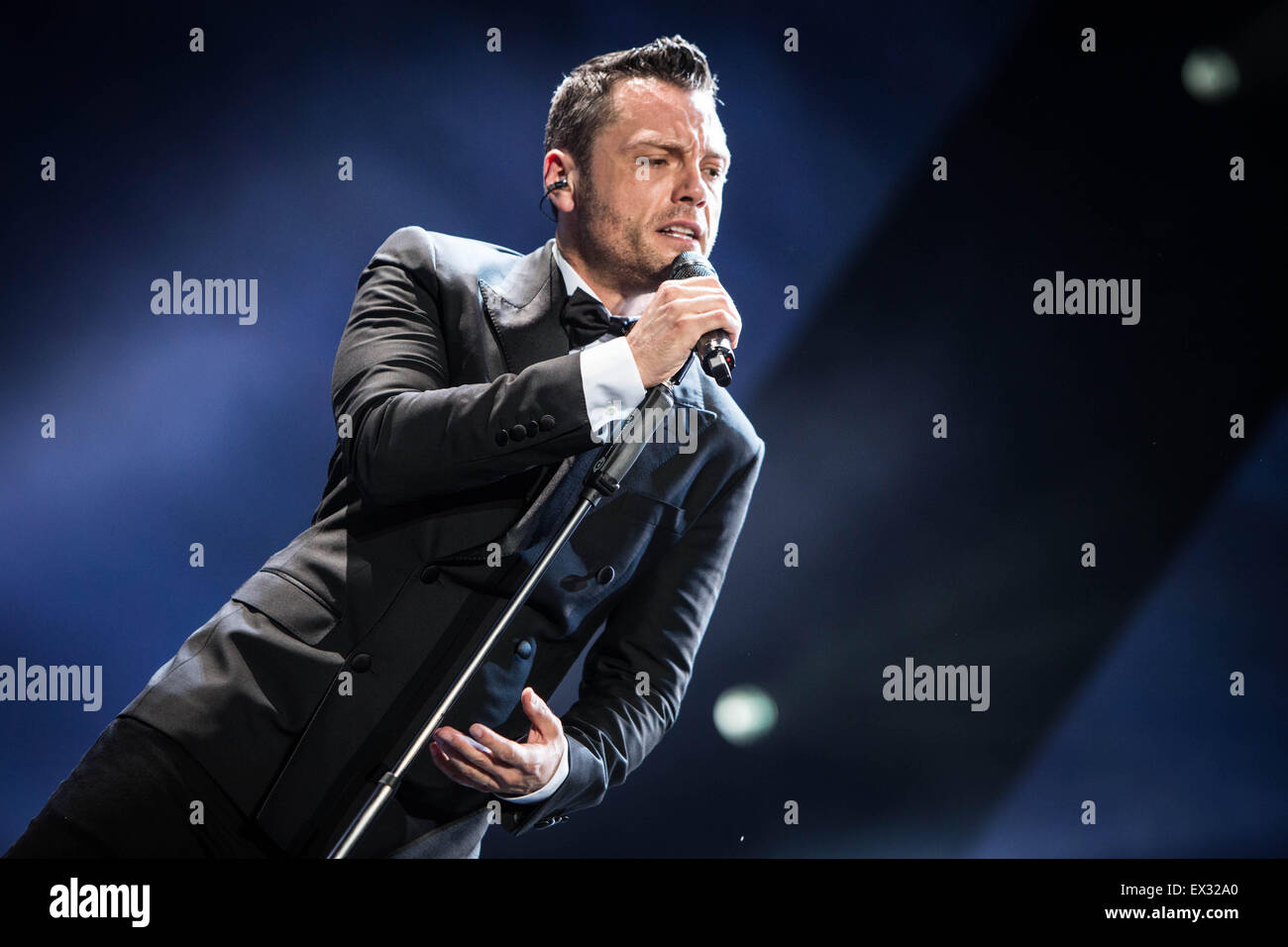 Milan, Italie. 05 juillet, 2015. La chanteuse pop italienne et compositeur Tiziano Ferro joue sur la scène lors de son concert live au Stadio San Siro. Credit : Roberto Finizio/Pacific Press/Alamy Live News Banque D'Images