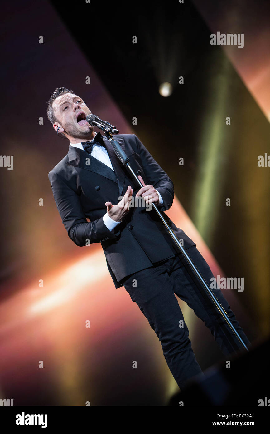 Milan, Italie. 05 juillet, 2015. La chanteuse pop italienne et compositeur Tiziano Ferro joue sur la scène lors de son concert live au Stadio San Siro. Credit : Roberto Finizio/Pacific Press/Alamy Live News Banque D'Images