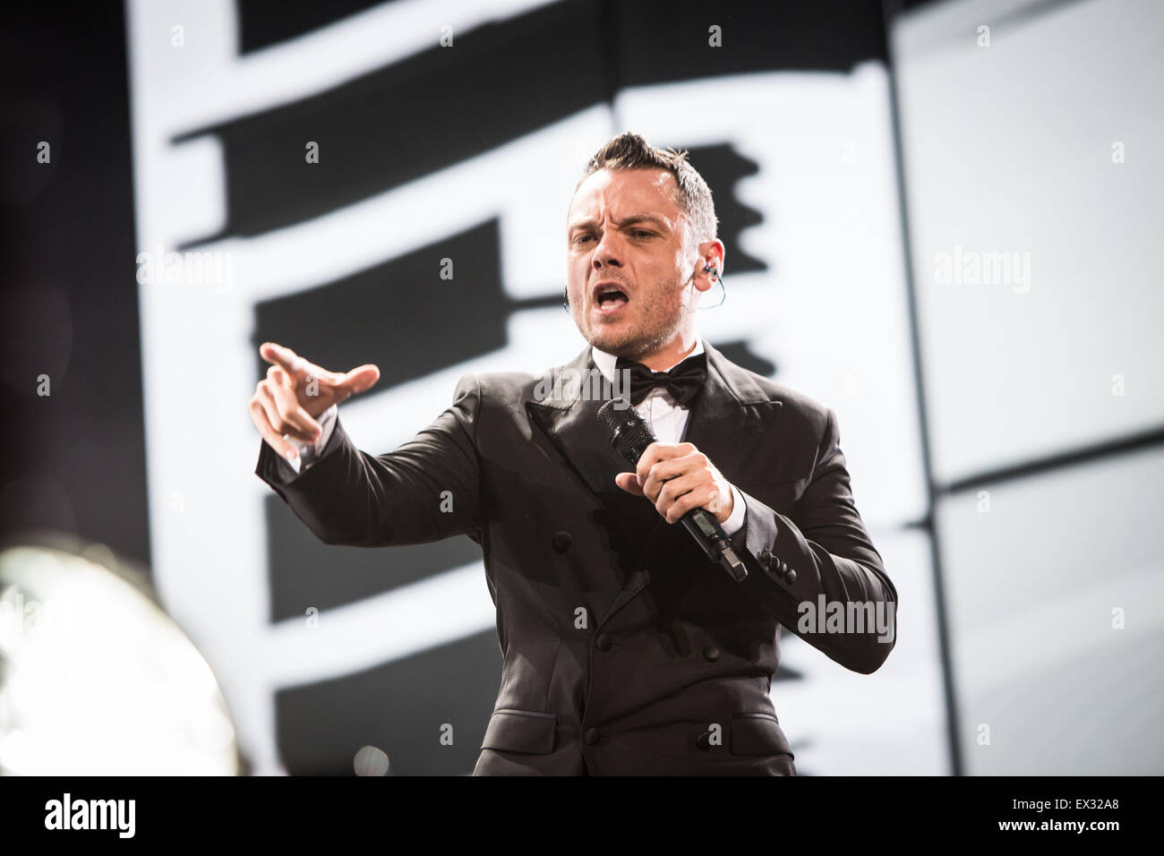 Milan, Italie. 05 juillet, 2015. La chanteuse pop italienne et compositeur Tiziano Ferro joue sur la scène lors de son concert live au Stadio San Siro. Credit : Roberto Finizio/Pacific Press/Alamy Live News Banque D'Images