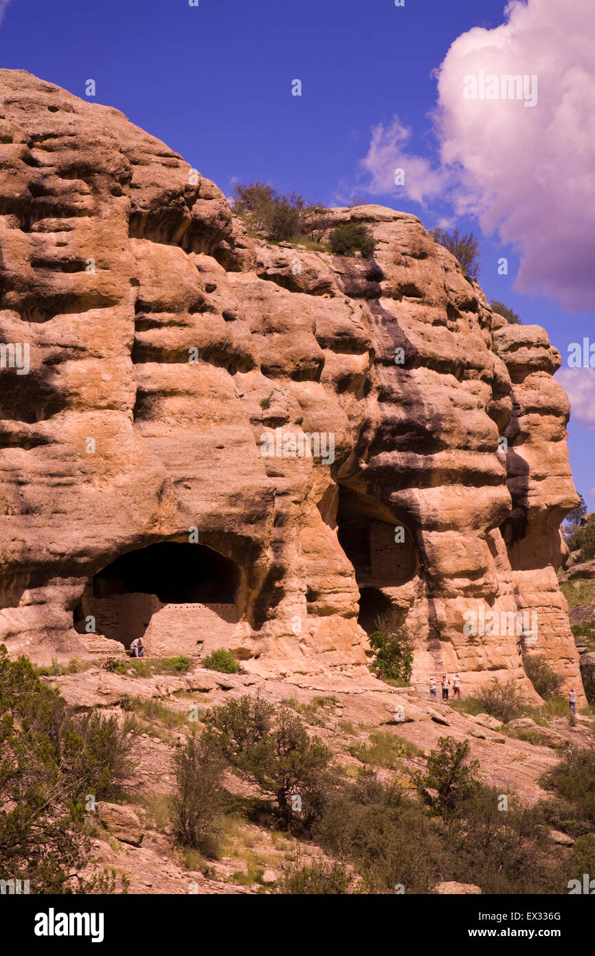 Gila Cliff dwellings National Monument préserve les structures en pierre et mortier construit dans des cavernes naturelles par la culture Mogollon. Banque D'Images