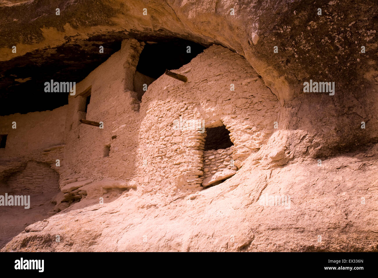 Gila Cliff dwellings National Monument préserve les structures en pierre et mortier construit dans des cavernes naturelles par la culture Mogollon. Banque D'Images