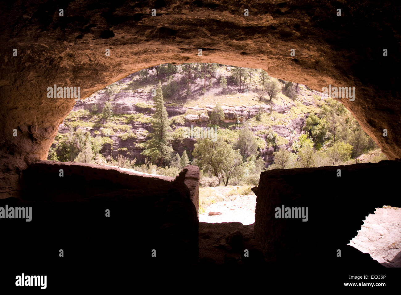 Gila Cliff dwellings National Monument préserve les structures en pierre et mortier construit dans des cavernes naturelles par la culture Mogollon. Banque D'Images