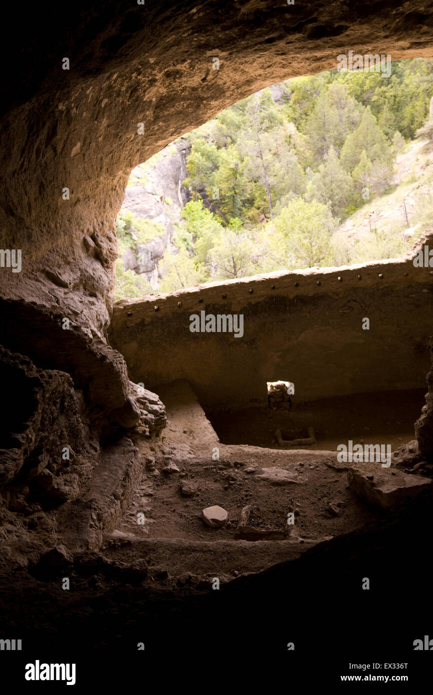 Gila Cliff dwellings National Monument préserve les structures en pierre et mortier construit dans des cavernes naturelles par la culture Mogollon. Banque D'Images