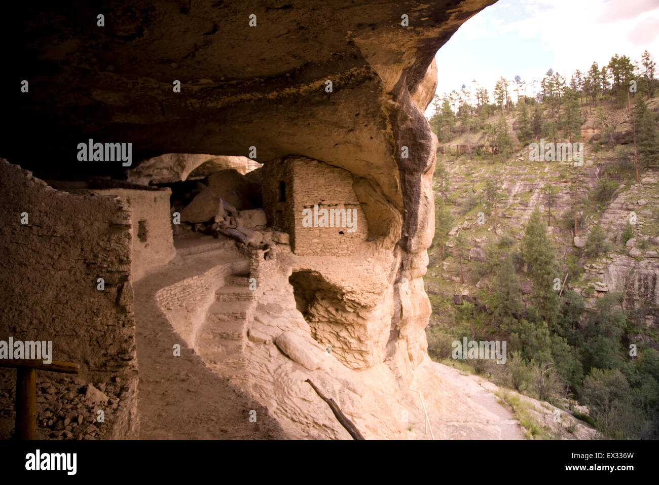 Gila Cliff dwellings National Monument préserve les structures en pierre et mortier construit dans des cavernes naturelles par la culture Mogollon. Banque D'Images