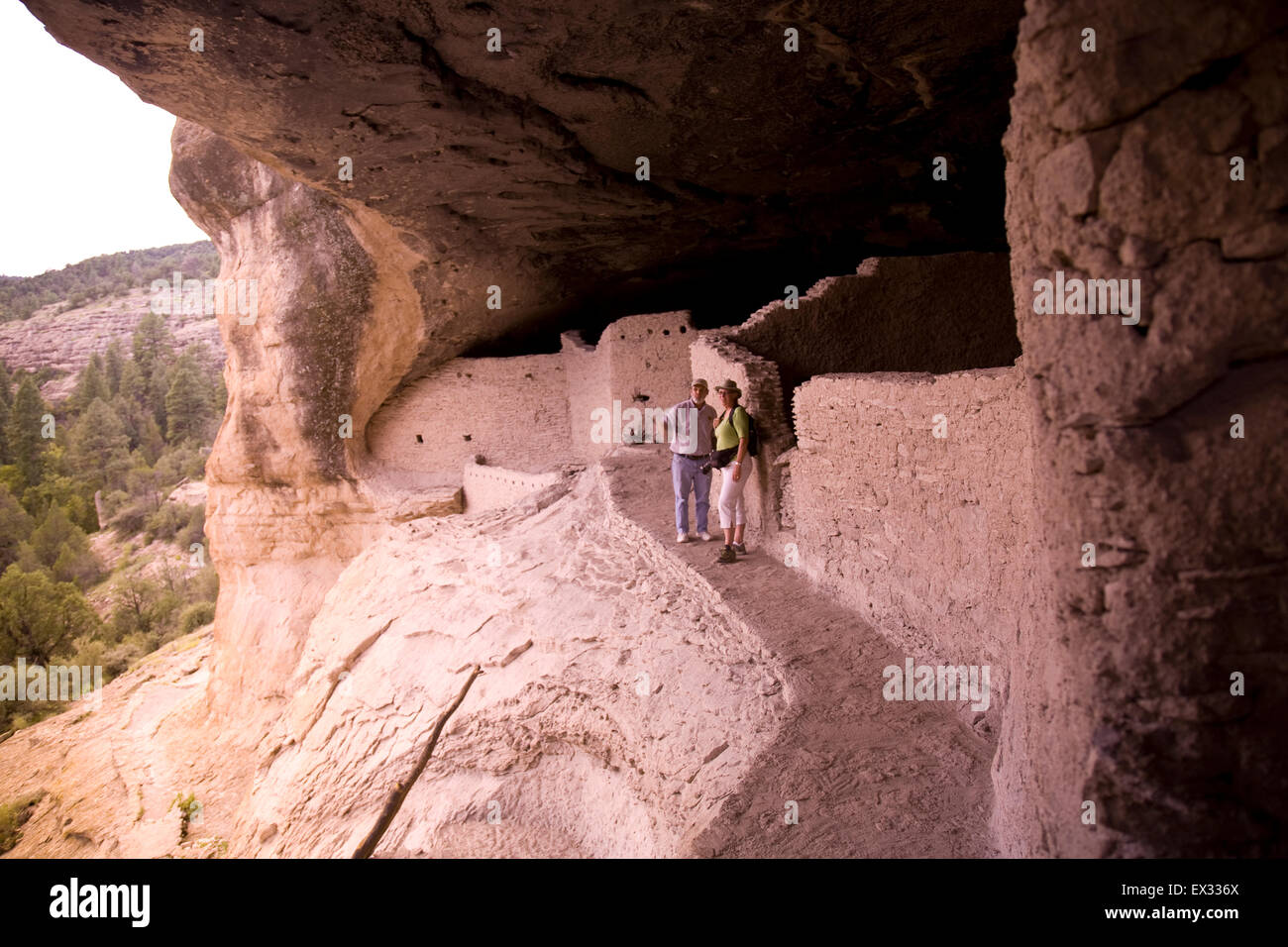 Gila Cliff dwellings National Monument préserve les structures en pierre et mortier construit dans des cavernes naturelles par la culture Mogollon. Banque D'Images