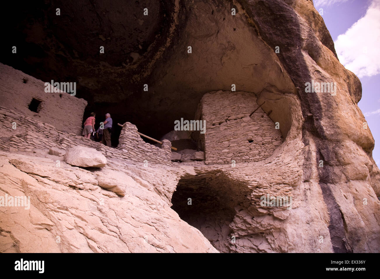 Gila Cliff dwellings National Monument préserve les structures en pierre et mortier construit dans des cavernes naturelles par la culture Mogollon. Banque D'Images