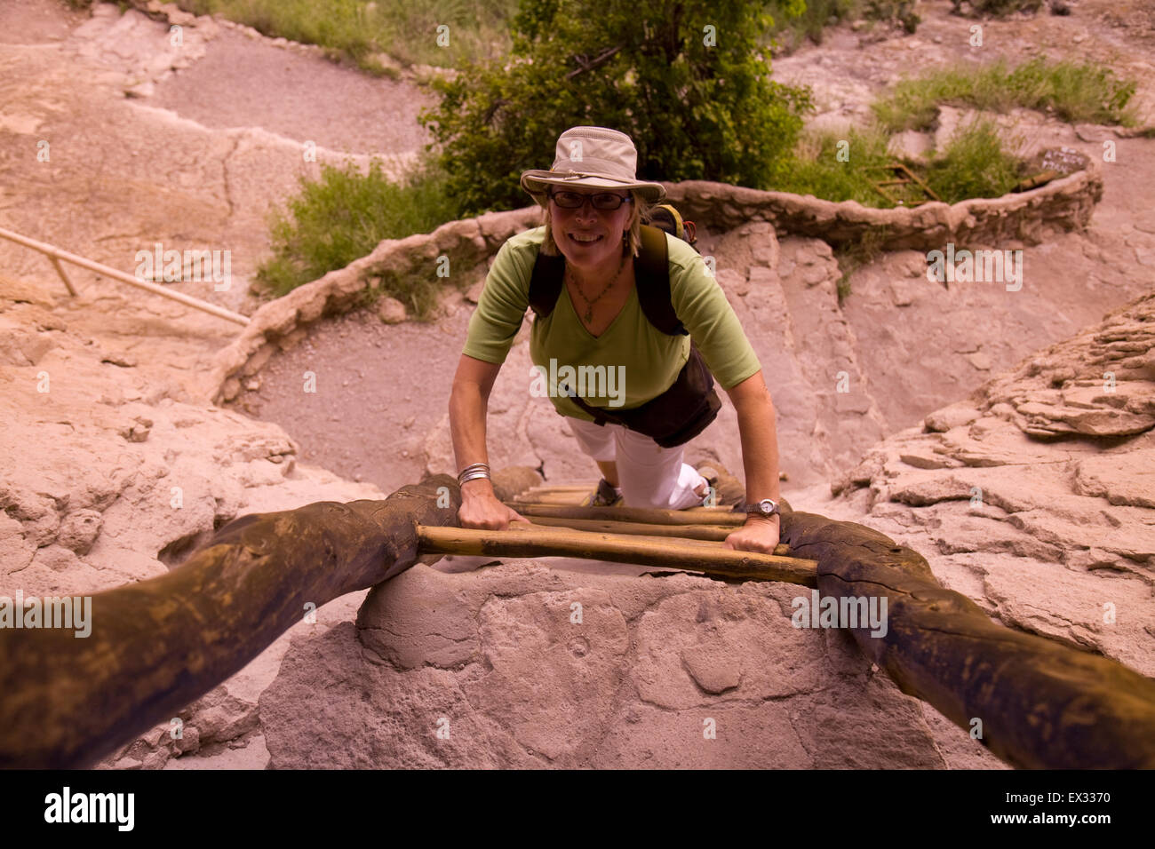 Visiteurs à Gila Cliff dwellings National Monument peut utiliser des échelles pour explorer les ruines du 12e siècle Mogollon. Banque D'Images