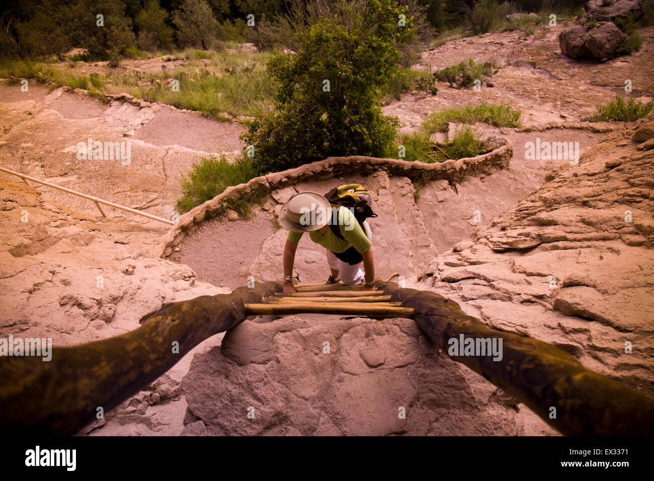Visiteurs à Gila Cliff dwellings National Monument peut utiliser des échelles pour explorer les ruines du 12e siècle Mogollon. Banque D'Images