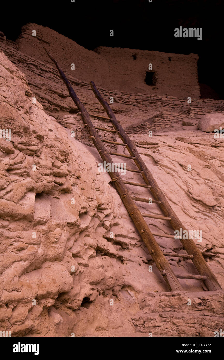 Visiteurs à Gila Cliff dwellings National Monument peut utiliser des échelles pour explorer les ruines du 12e siècle Mogollon. Banque D'Images