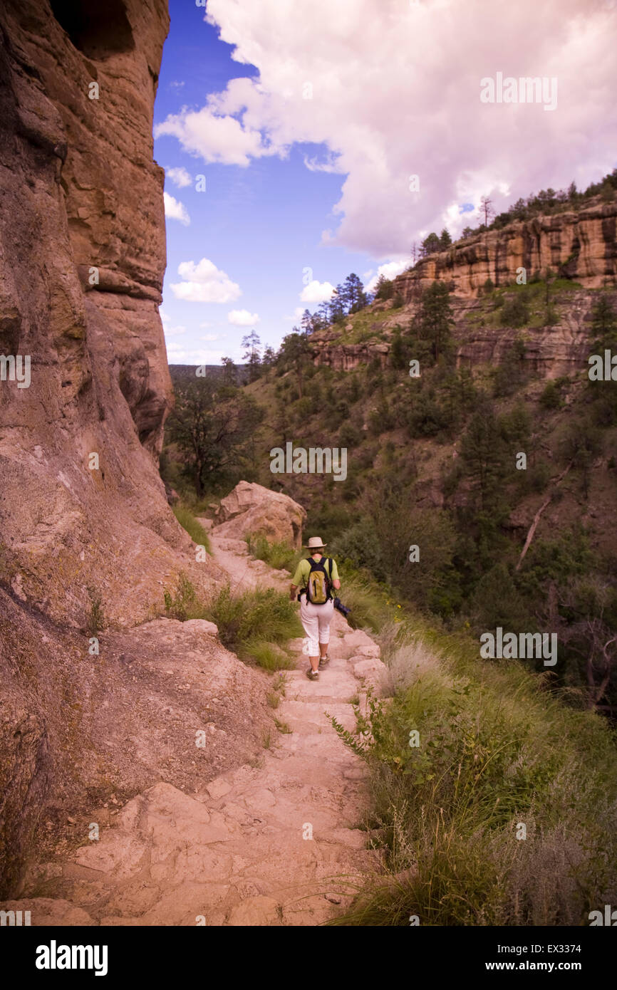 Une longue boucle qui sert l'Habitant de Falaise et le Canyon Mogollon habitation construites dans des grottes naturelles. Banque D'Images