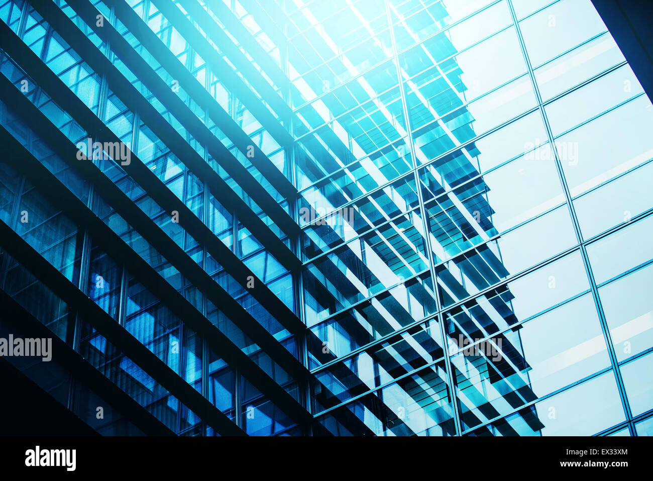 Immeuble de bureaux d'affaires moderne Modèle de répétition Windows, façade en verre bleu avec des lignes géométriques qui reflète la lumière du soleil, Banque D'Images