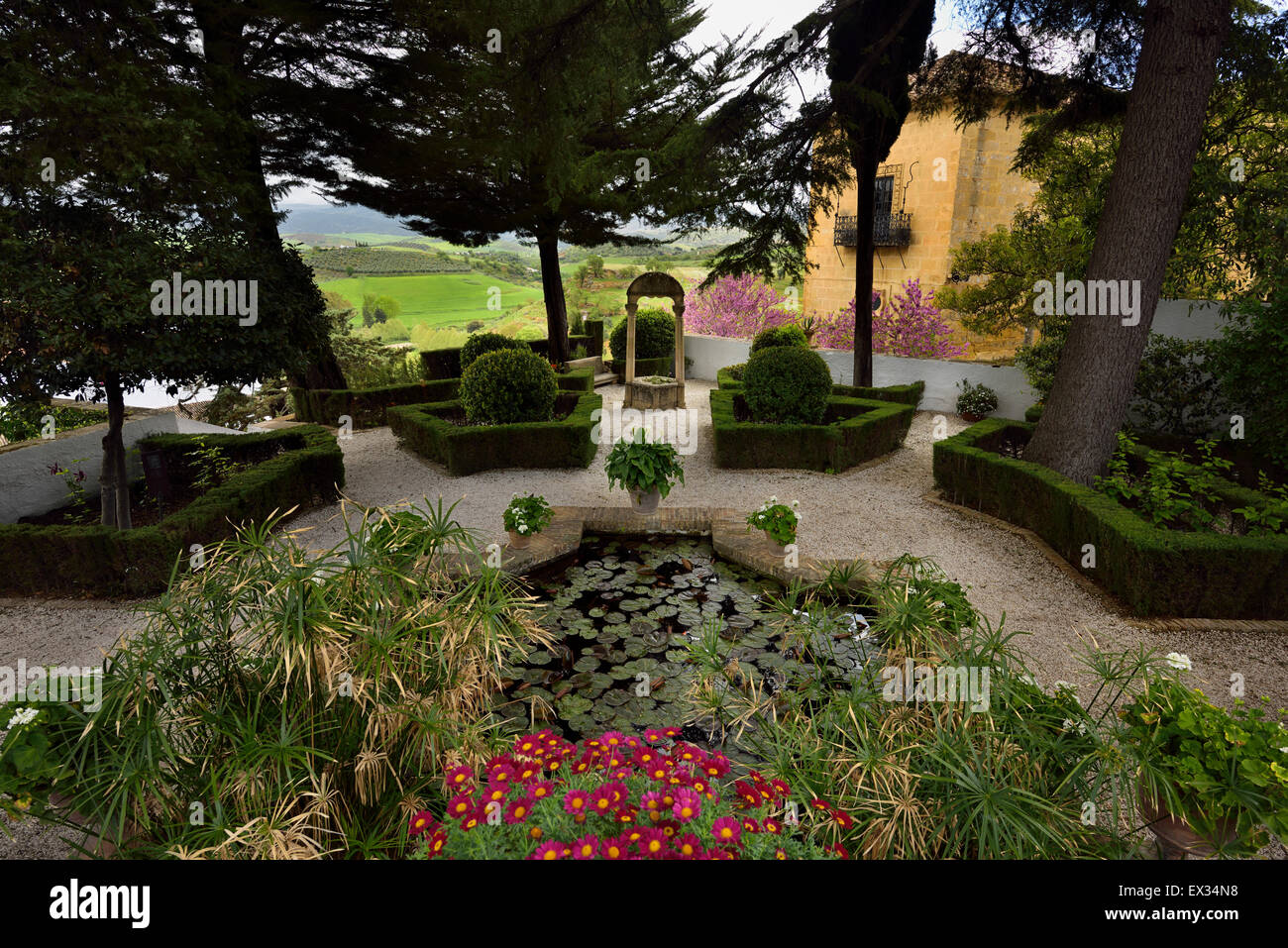 Forestier jardins avec Palais du Marquis de Salvatierra à Ronda Espagne mauresque Kings House Banque D'Images