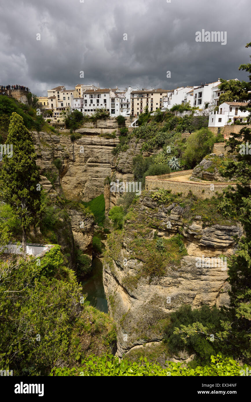 Maisons Blanches et sombres nuages sur la rivière rio Guadalevin à la Gorge El Tajo Ronda Espagne Banque D'Images