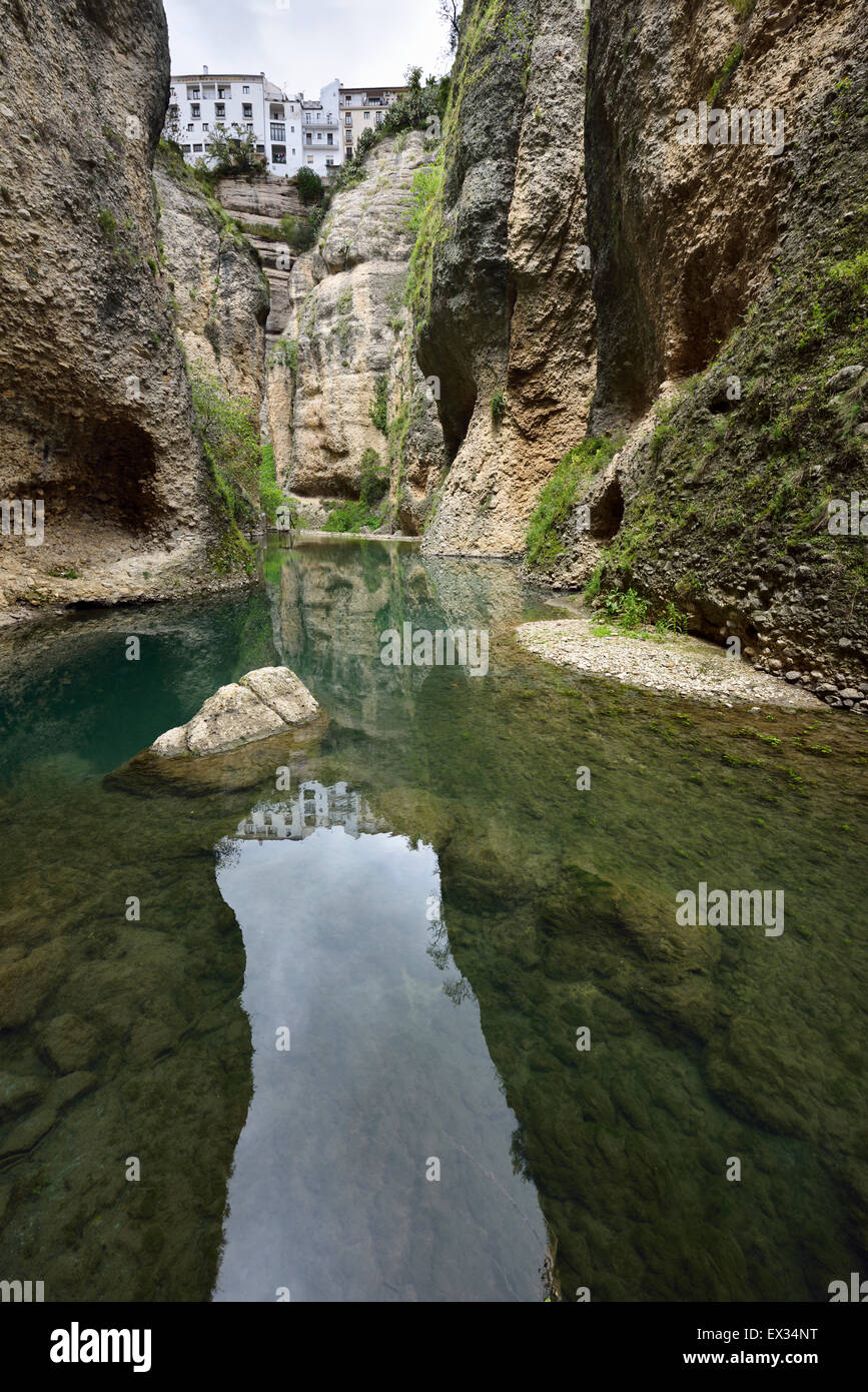 À la rivière rio Guadalevin la Gorge El Tajo de la partie inférieure de la mine d'eau secret à Ronda Espagne Banque D'Images