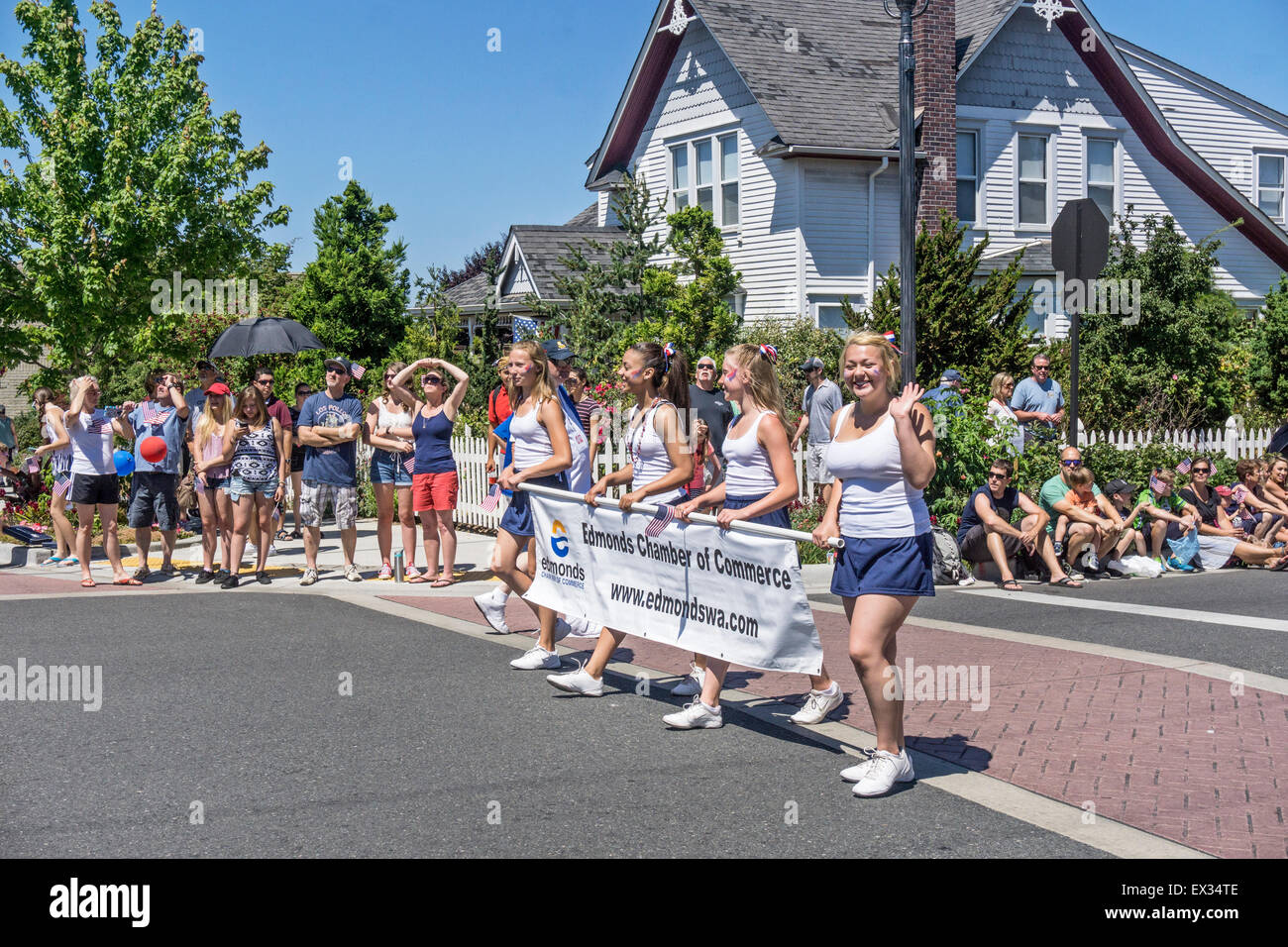 Edmonds, Washington, USA Samedi 4 Juillet 4th, 2015, petite ville du nord s'avère en vigueur sur une belle quatrième de juillet pour une ancienne parade ethniques multiples y compris les marcheurs de bannières fleurie drapeau classic cars des centaines de bas de l'itinéraire du défilé des milliers et des milliers de drapeaux américains aussi bien qu'un bon nombre de filles de pompom Banque D'Images