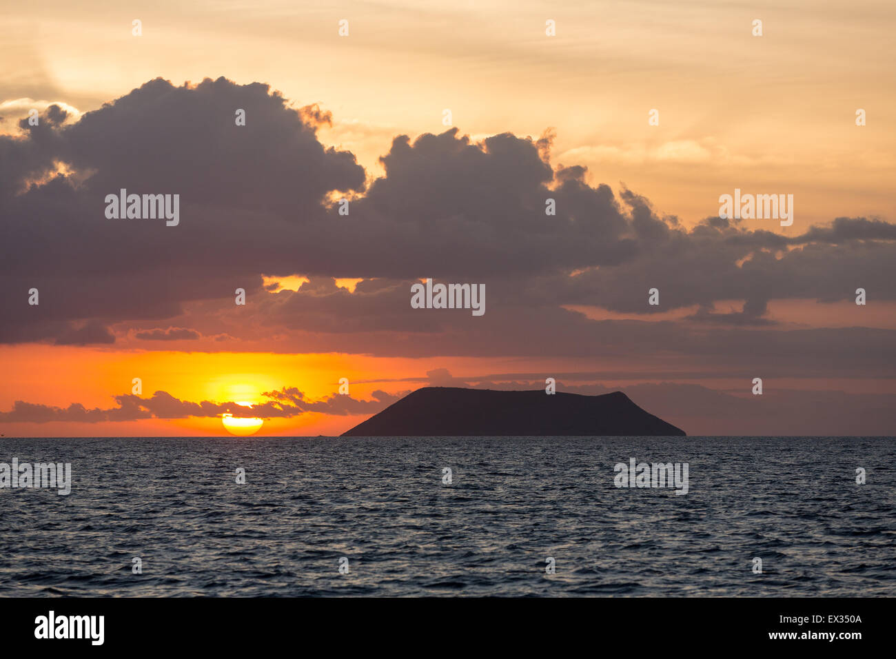 Le soleil se couche à côté d'un petit volcan island dans les îles Galapagos. Banque D'Images