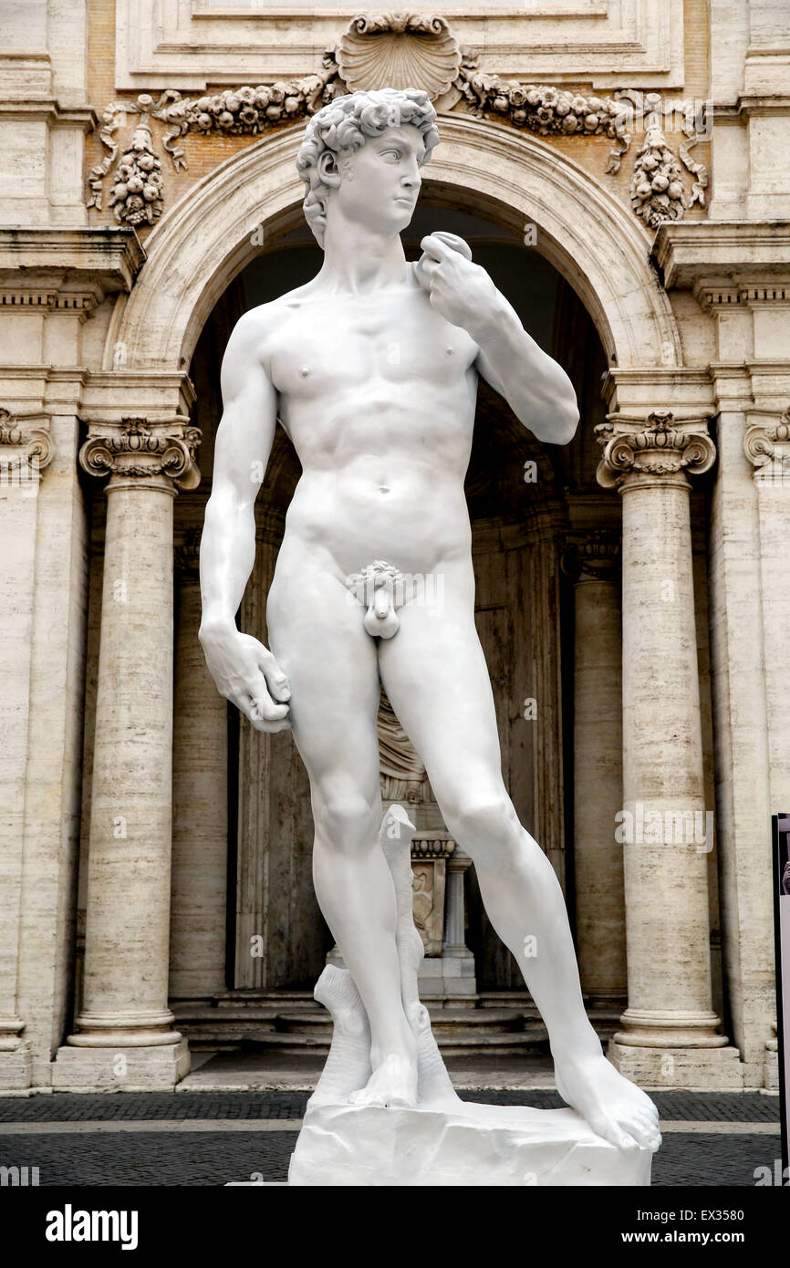 Réplique de la statue de David de Michel-Ange debout dans la cour du Palais des Conservateurs à Rome. Banque D'Images