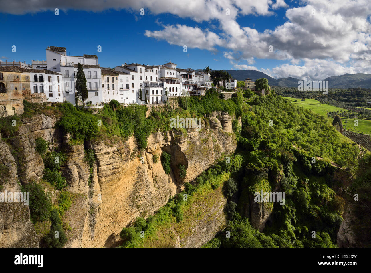 El Tajo Canyon sur la rivière rio Guadalevin avec bâtiments blancs Ronda Andalousie Espagne Banque D'Images