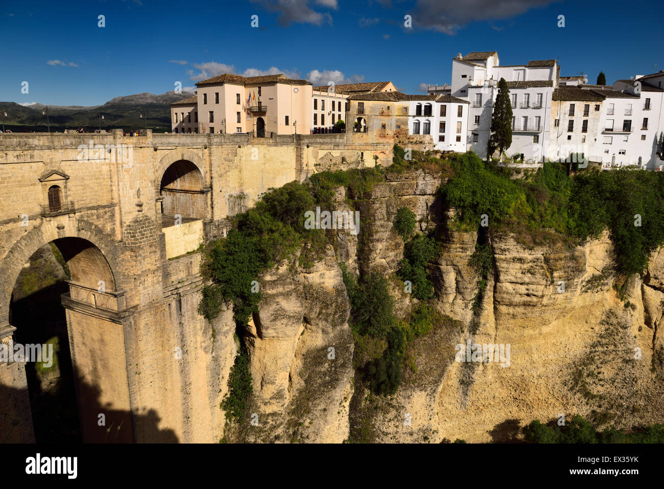 Falaise à El Tajo Canyon sur la rivière rio Guadalevin avec 18e siècle nouveau pont à Ronda Espagne Banque D'Images