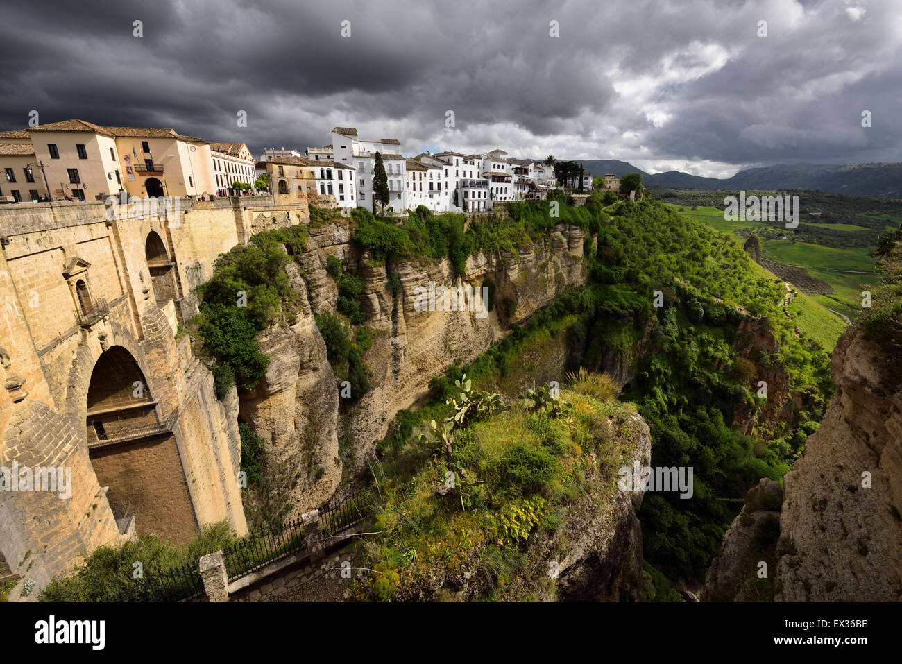 Nuages et soleil pommelé sur falaise et nouveau pont de mountain city ronda Espagne à la gorge el tajo gorge sur la rivière rio Guadalevin Banque D'Images