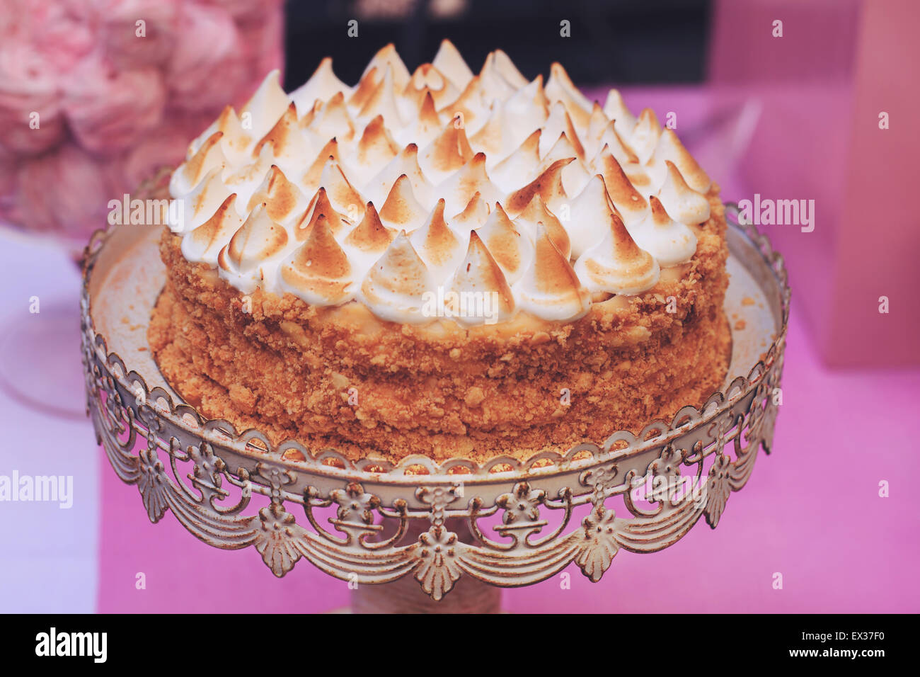 Gâteau napoléon surmontée de merengue Banque D'Images