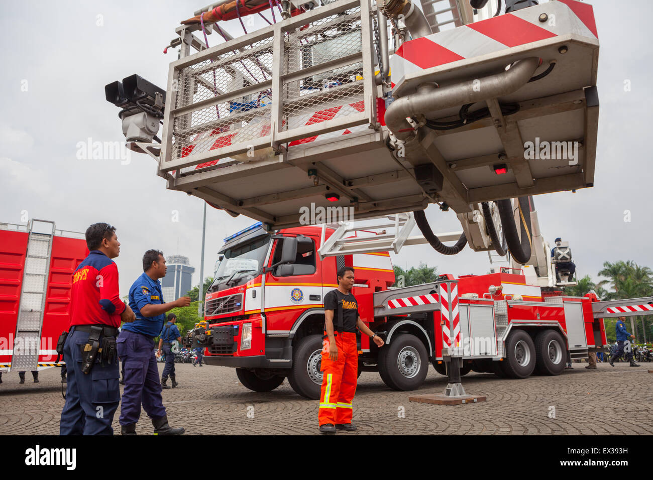 Les pompiers font la démonstration d'un camion de pompiers à échelle tournant au cours d'une répétition des événements de la brigade des pompiers de Jakarta à Jakarta, en Indonésie. Banque D'Images