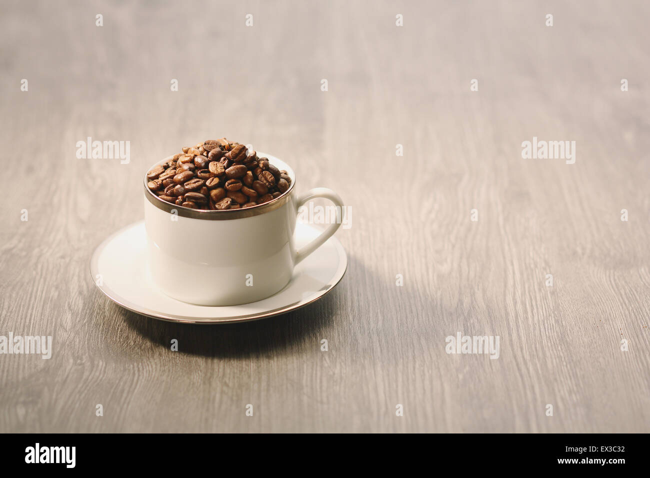 Grains de café dans une tasse Banque D'Images