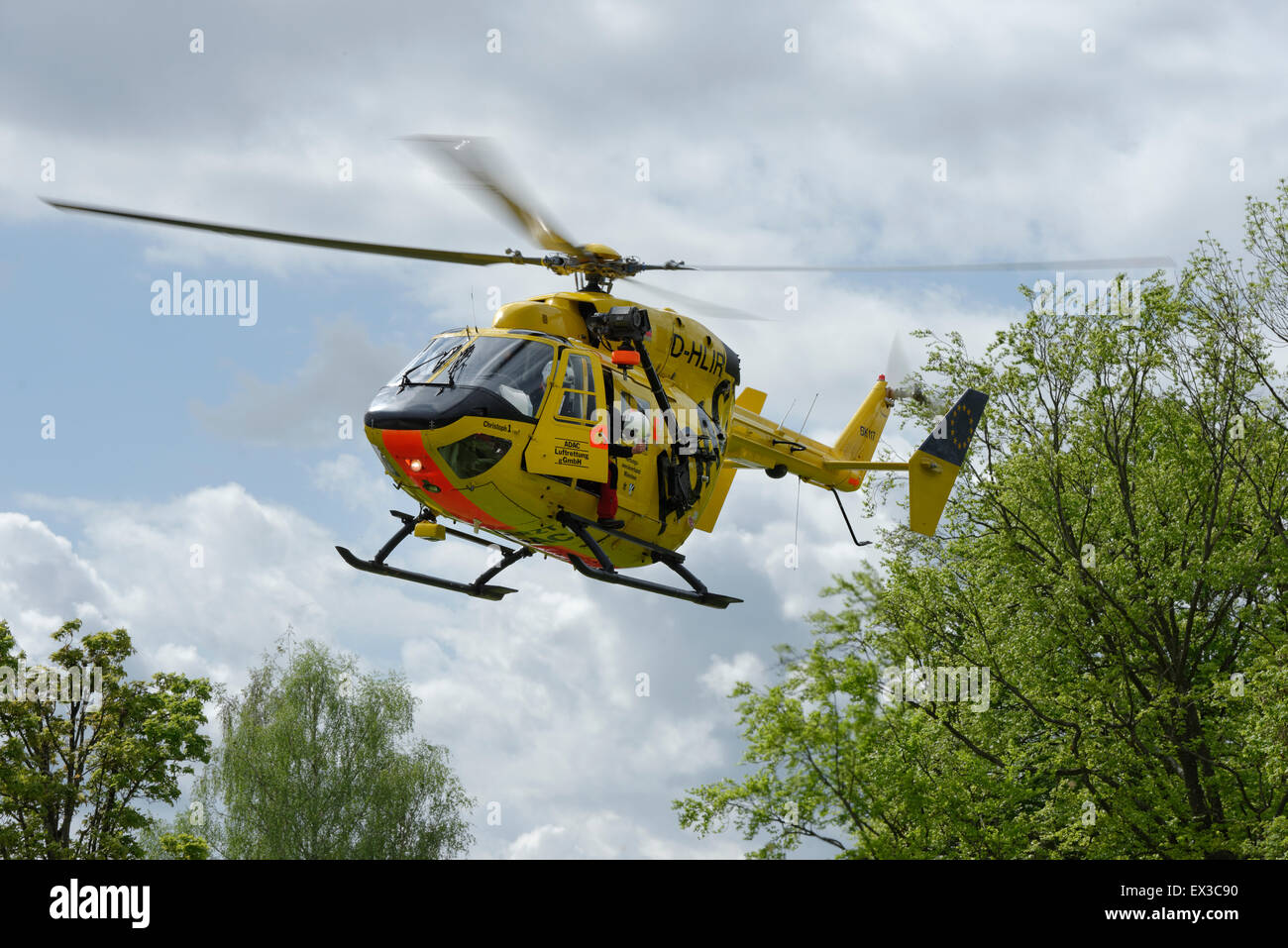 Hélicoptère de sauvetage en action, ADAC air rescue helicopter Christoph 1, D-HLIR, Upper Bavaria, Bavaria, Germany Banque D'Images