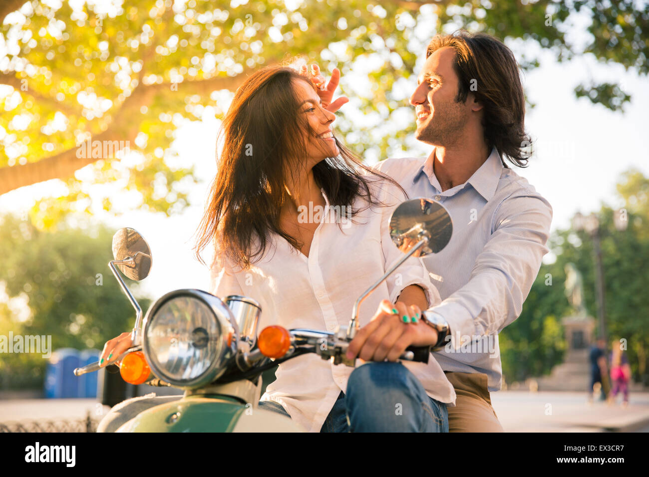Cheerful european couple flirting en scooter dans la ville Banque D'Images