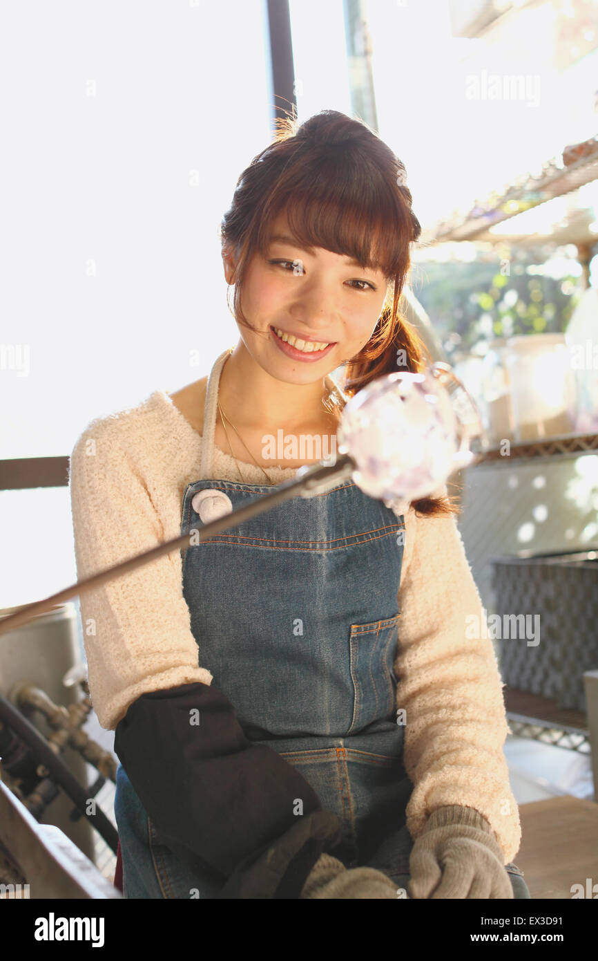 Jeune japonaise bénéficiant d'artisanat en verre atelier à Kawagoe, Japon Banque D'Images