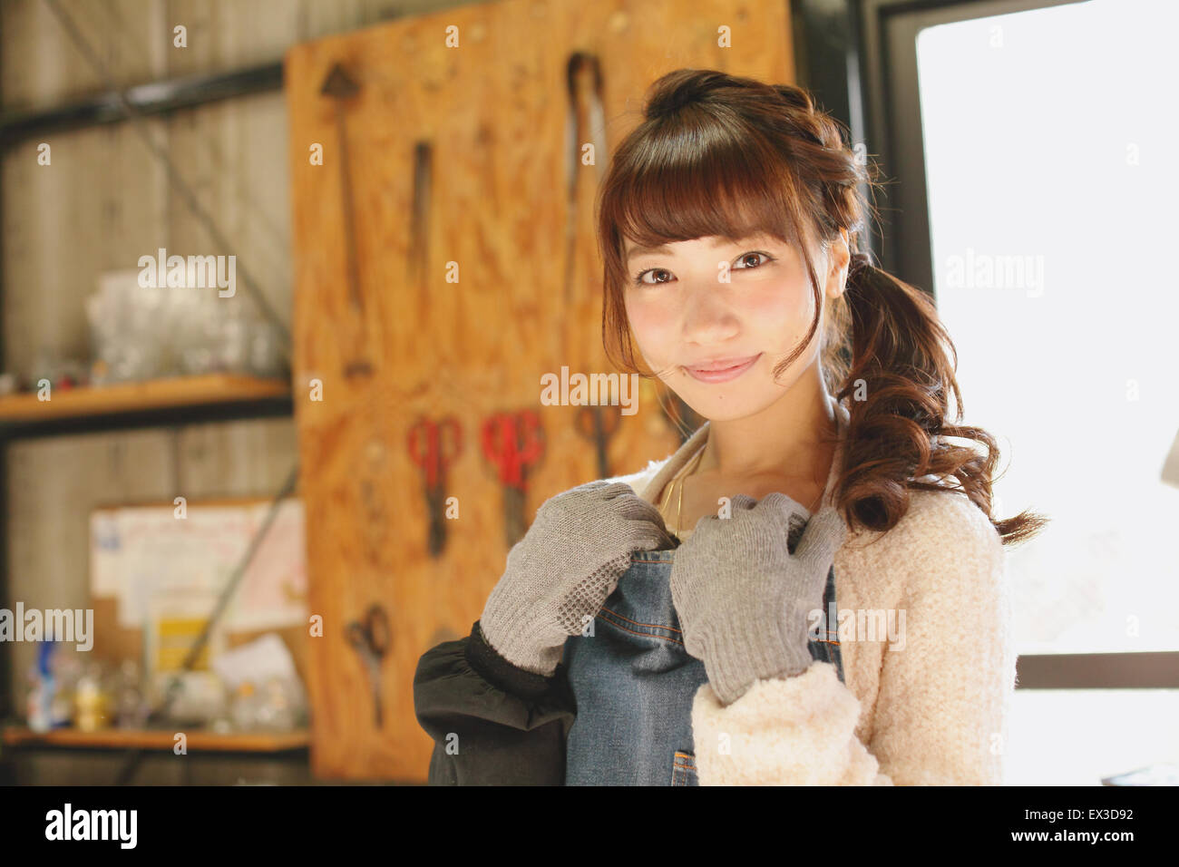 Jeune japonaise bénéficiant d'artisanat en verre atelier à Kawagoe, Japon Banque D'Images
