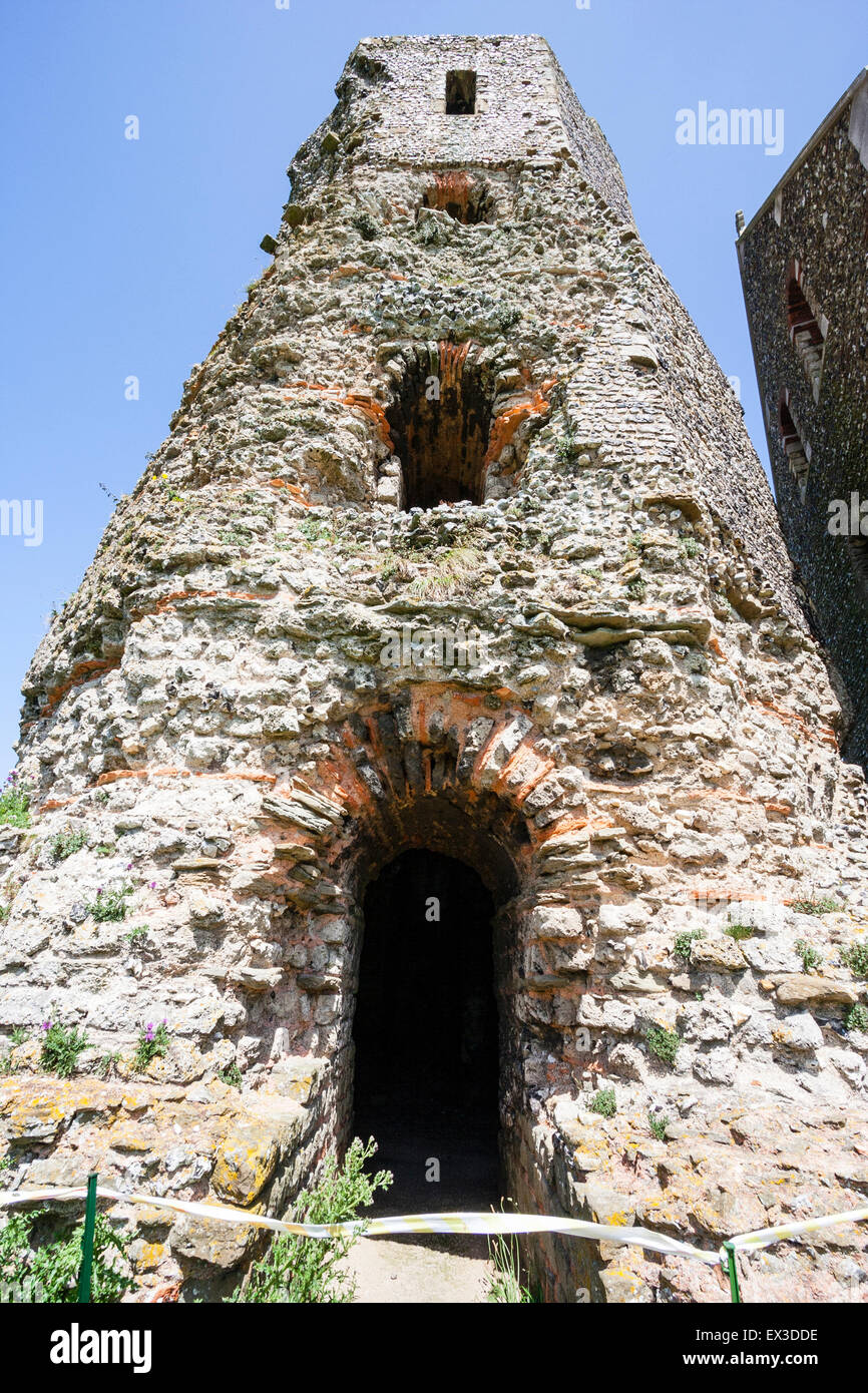 Les ruines de la 2ème siècle Roman light house, Pharos, au château de Douvres en Angleterre. Tour en ruine Kentish ragstone sur fond de ciel bleu. Banque D'Images