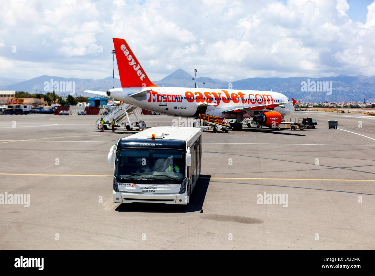 Airbus A319 d'easyJet Airlines sur la piste de l'aéroport international Nikos Kazantzakis à Héraklion Crète Island Greece Airport bus Banque D'Images
