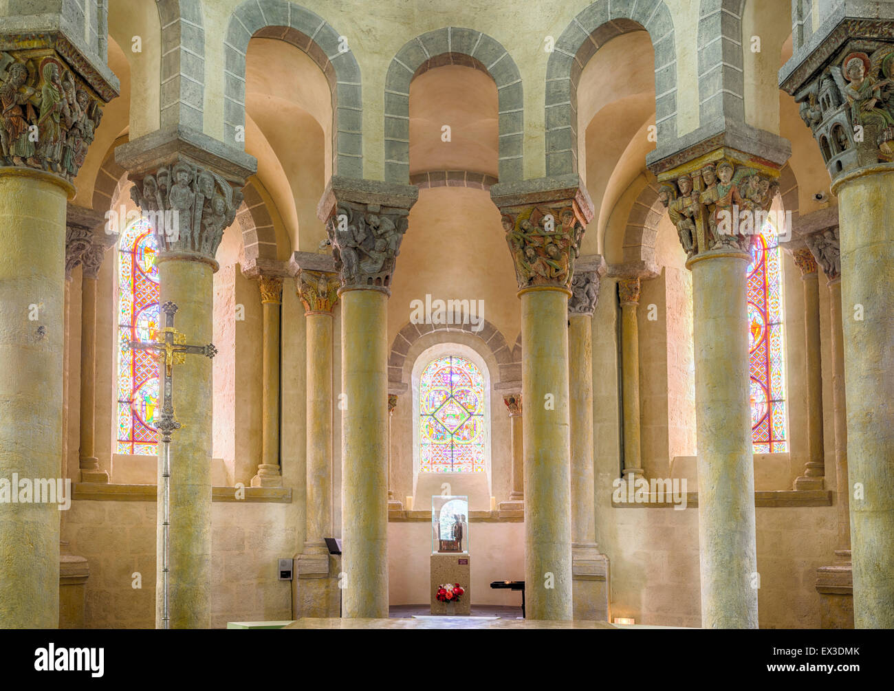 Capitales avec des peintures colorées, de l'église prieurale romane de Saint-Nectaire, Saint-Nectaire, Auvergne, France Banque D'Images