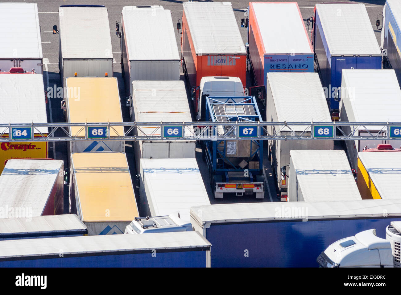 Le cross channel port de Douvres en Angleterre. Voir ci-dessus de six voies de trois camions dans chaque récipient, en premier plan d'attente tandis que d'autres décès. Banque D'Images