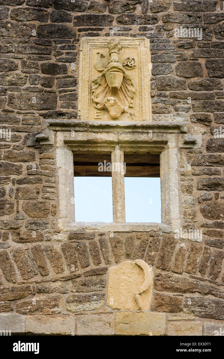 Les ruines de Farleigh Hungerford castle. Le 14e siècle est de Gatehouse, l'entrée principale du château, showign détails armoiries et la fenêtre. Banque D'Images