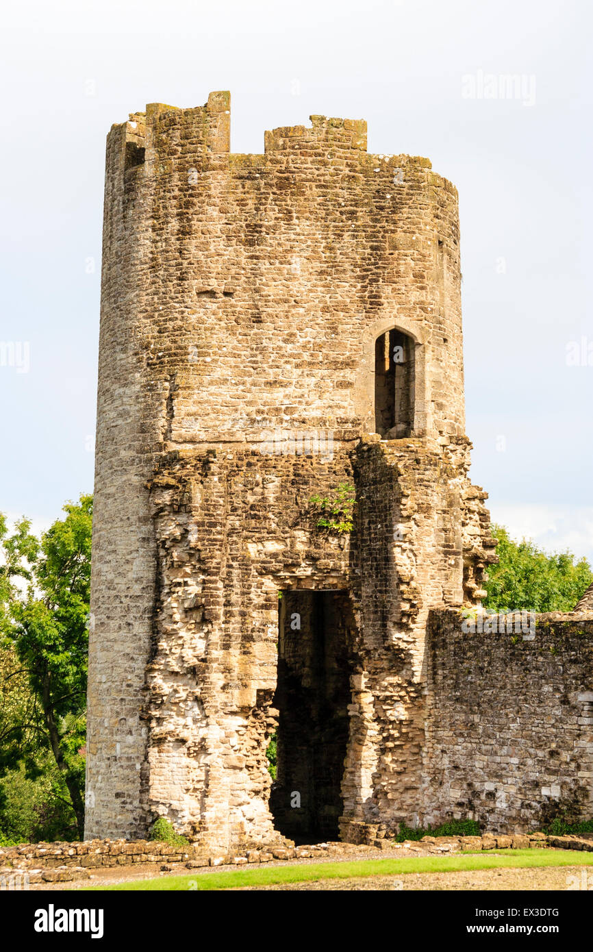 Les ruines de Farleigh Hungerford castle en Angleterre. Le sud-est des ruines de la tour. Chapelle du 15ème siècle avec fond de ciel bleu.. Banque D'Images